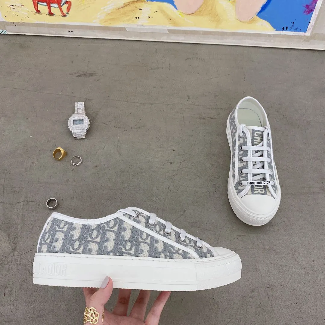 👟👟Ex-factory price 500👟👟 New arrival at D home, synchronized with the official website WALK N DIOR embroidered canvas shoes series, 100% cotton silk double-sided three-dimensional embroidery All the materials of this shoe are original molds, right down to the hardware, laces, outsole, PU midsole...the upper fabric is made of double-sided pure cotton silk three-dimensional electric embroidery. Each style looks colorful, but it does not make it difficult to match clothes. The entire series is like a piece of handicraft, unique!  ▪️Inner lining: full-grain mixed sheep and sheepskin ▪️Foot pads: same color cowhide, comfortable to the feet ▪️My last style is exactly the same as ZP, welcome to compare. My color scheme is the most complete, and the counter has a full set of packaging. Code number: 35-41